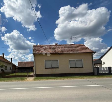 Obiteljska kuća s gospodarskim zgradama u Kozarevcu