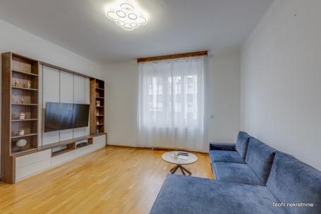 STARI GRAD TRG REPUBLIKE 82m2 , 1200e