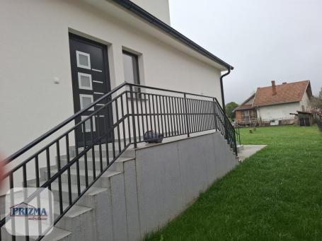 Kuća u mirnom delu grada sa velikim placem. 