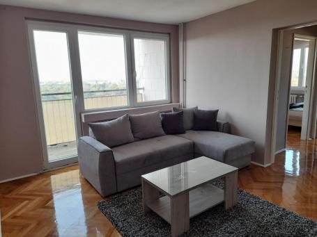 Renoviran trosoban stan kod crkve Svetog Luke