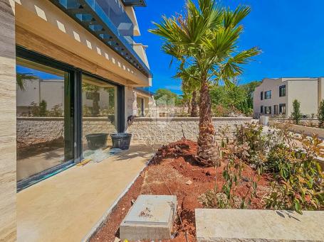 Umag, apartman u prizemlju par koraka do mora!