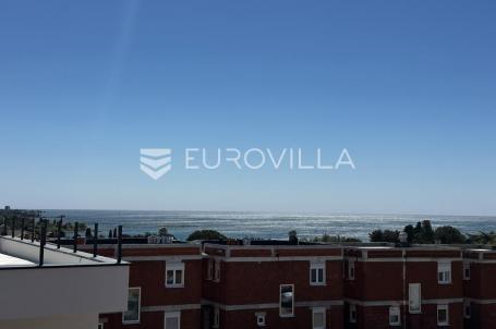 Istra, Umag, moderan stan s impresivnom krovnom terasom i pogledom na more