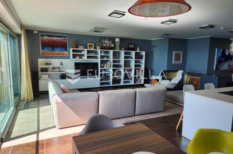 Opatija, ekskluzivan stan na vrhunskoj lokaciji, dvosoban 87 m², prvi red do mora