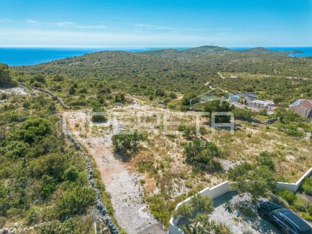 Zemljište na mirnoj lokaciji i pogledom na more, 1.800 m2, Dvornica