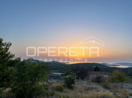 Zemljište na mirnoj lokaciji s pogledom na more, 976 m², Dvornica