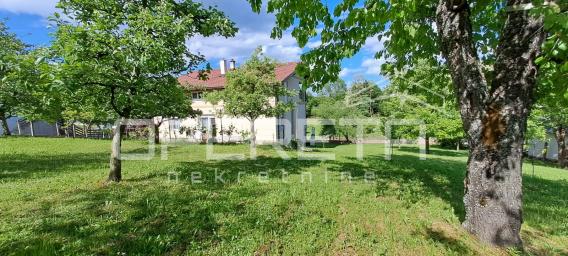 Velika kuća s vrtom, garažom i potkrovljem za dodatni stan