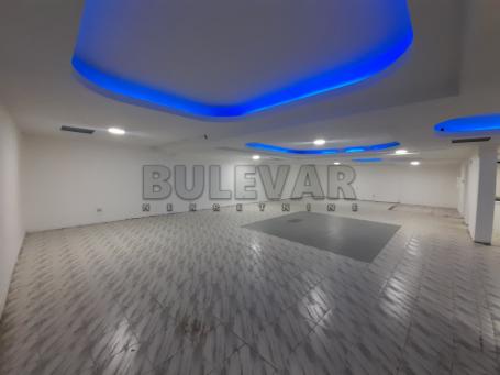 Izdaje se poslovni prostor u pešačkoj zoni, u centru, 149m2
