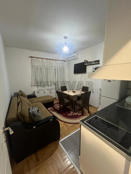 Izdaje se odličan stan kod Pravnog fakulteta, 30m2!