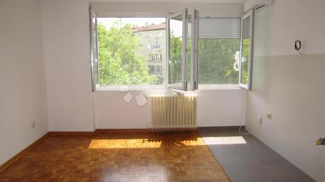 Renoviran prazan stan za stanovanje ili kancelariju