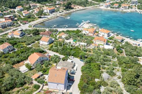 Otok Korčula, Lumbarda, dvoetažni stan površine 127 m², 2 red uz more