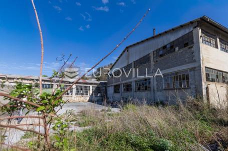 Industrijski kompleks s više hala na atraktivnoj lokaciji, ukupna površina: 3452 m