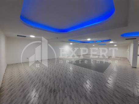 Izdaje se poslovni prostor u pešačkoj zoni, u centru, 149m2