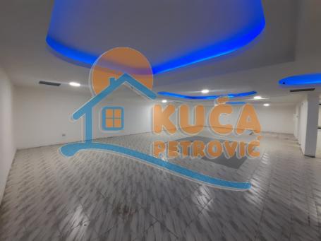 Izdaje se poslovni prostor u pešačkoj zoni, u centru, 149m2