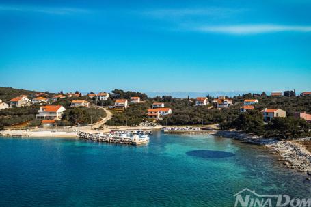 Otok Ugljan kuća sa brodicom i privezištem 50 metara od mora