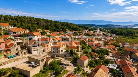 Povoljna prilika na Hvaru – kamena kuća za renovaciju