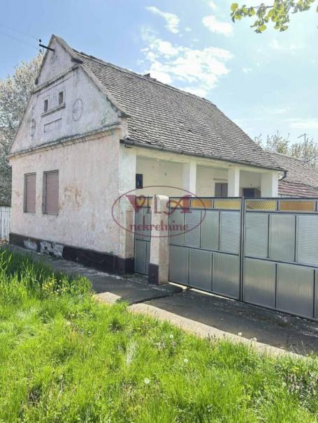 Indjija, Krčedin, autentična vojvođanska kuća na velikom placu