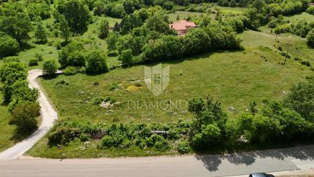 GRAĐEVINSKO ZEMLJIŠTE, 2 KM OD CENTRA LABINA