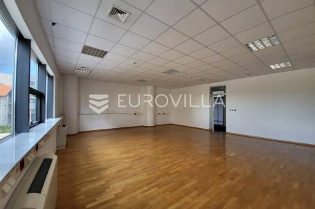 Zagreb, Novi Zagreb, poslovni prostor za zakup 530 m² na 2. katu poslovne zgrade s dizalom