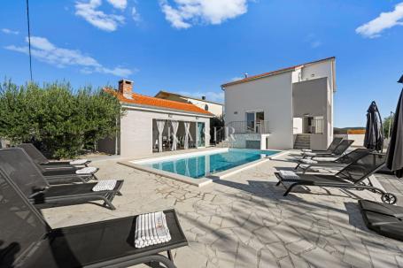 Biograd, okolica - kuća sa bazenom, 145m2
