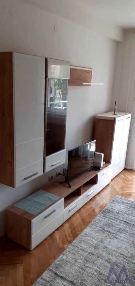 Novi Sad, na Novoj Detelinari u ulici Kornelija Stankovića od 01.06. izdaje se kompletno namešten st