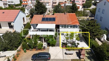 Novalja – Trosobni apartman 80 m² u prizemlju s terasom, 500 m od mora