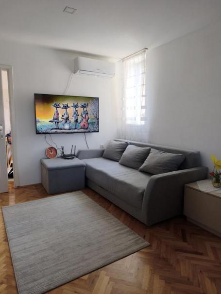 Renoviran dvoiposoban stan na Bulevaru Nemanjića