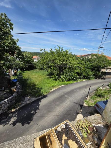 Građevinsko zemljište Građevinsko zemljište u blizini Poreča s manjom kućom za adaptaciju. 