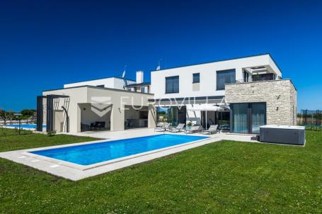 Istra, Brtonigla, moderna vila s bazenom i jacuzzijem
