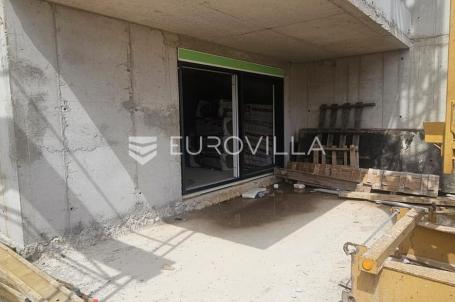 Trogir, , Seget Donji stan 71,65 m² s vrtom u novogradnji s garažom i liftom