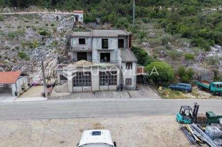 Metković, Momići, zgrada stambeno poslovne namjene 516 m²