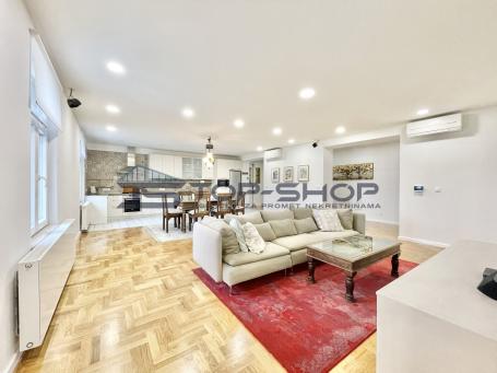 Centar- Trg Republike Hrvatske  ulica, luksuzan novouređeni četverosobni luksuzni PENTHOUSE površine