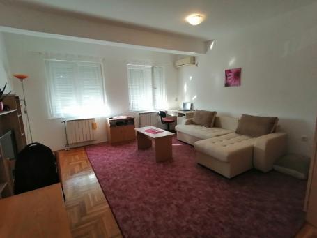Nameštena novija veća garsonjera 30m2, gas grejanje - Bul. Evrope