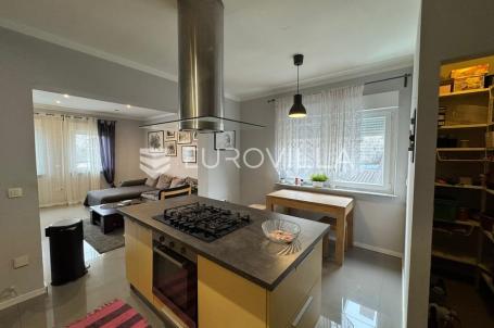 Đakovo, moderan trosoban stan s balkonom, 83 m²