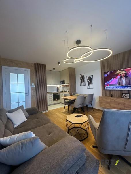 Prelep četvorosoban stan 80 m² – Nova Detelinara, Bulevar Evrope, nova zgrada, namešten, lift + gara