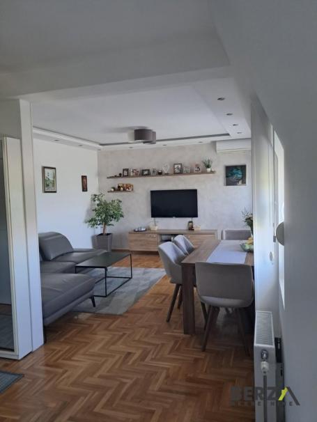 Na prodaju petosoban, kompletno namešten duplex stan na Novoj Detelinari, kod Bulevara Evrope!