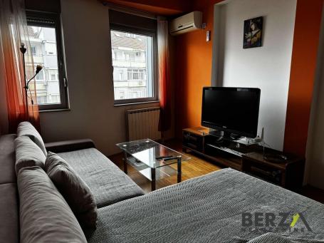MODERNO OPREMLJEN DVOSOBAN STAN U STROGOM CENTRU