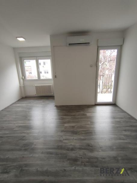 KOMFORAN RENOVIRAN DVOSOBAN STAN KOD STANICE