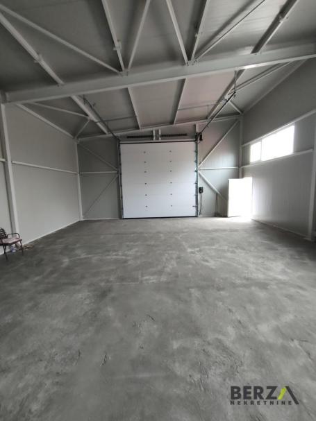  ODLIČNA HALA OD 135 M2 SA KAMIONSKIM PRISTUPOM NA ADICAMA, NADOMAK NOVOSADSKOG PUTA