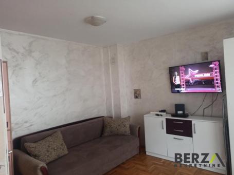 NAMEŠTENA GARSONJERA BLIZU ŽELEZNIČKE STANICE
