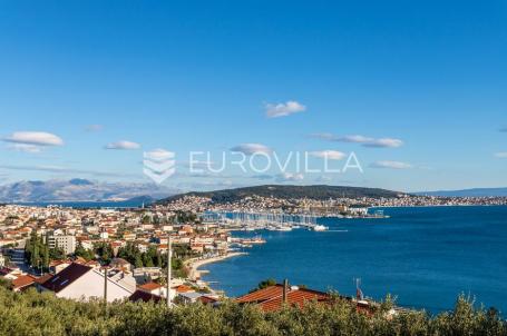 Trogir, Seget komforan stan 95,70 m² na prizemlju novogradnje s garažom i liftom