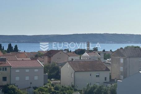 Kaštel Lukšić, četverosobni penthouse neto korisne površine od 112,08 m² s krovnom terasom