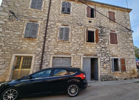 Kamena kućica  u centru  Brtonigle