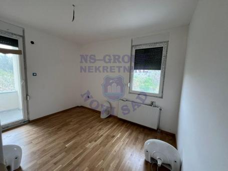 Na prodaju prostran i svetao četvorosoban stan!!