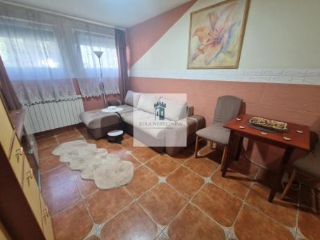 Nameštena garsonjera na traženoj lokaciji! Odmah useljiv!