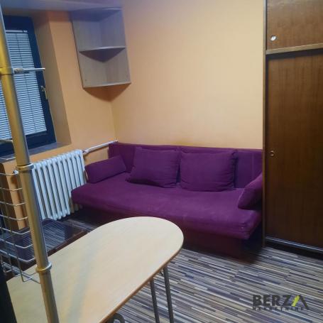  KOMPLETNO NAMEŠTENA GARSONJERA U CENTRU NOVOG SADA