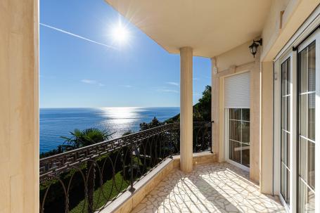 Elegance and serenity in a luxurious villa with natural views. 