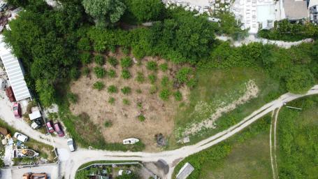 Spacious plot ready for potential commercial activities and residential building. 