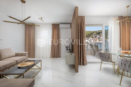 Trogir, Marina, namješten dvosoban stan studio apartman, prvi red do mora