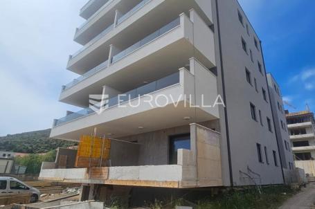 Trogir, Seget Donji stan 87,6 m² s pogledom na more, novogradnja s garažom i liftom