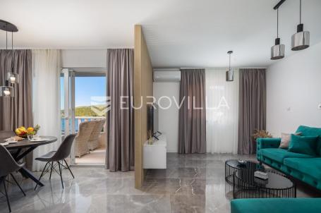 Trogir, Marina, uređen dvosoban stan u prizemlju bazen i teretana